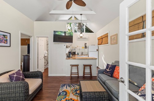 Old Town Cottage | Colony Sunset- Bright and airy cottage in the heart of old town Key West