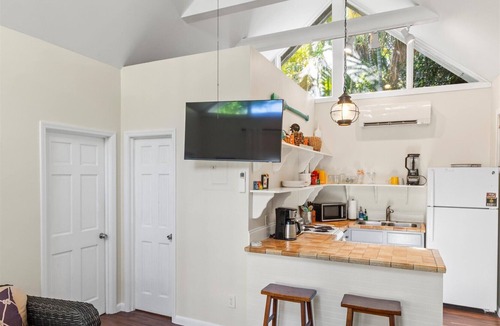 Old Town Cottage | Colony Sunset- Bright and airy cottage in the heart of old town Key West