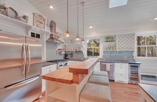 Whitemarsh Island Cottage | Colorful Family Cottage halfway between Downtown and Tybee! W/playground!