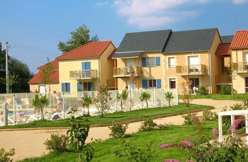 Montignac House | Colorful home in a castle-rich setting in Périgord