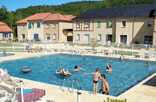 Montignac House | Colorful home in a castle-rich setting in Périgord