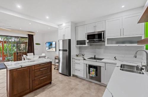 Coco Sunset Hills Apartment | Colorful & Private 2-Bedroom Condo Just a Short Walk from the Beach