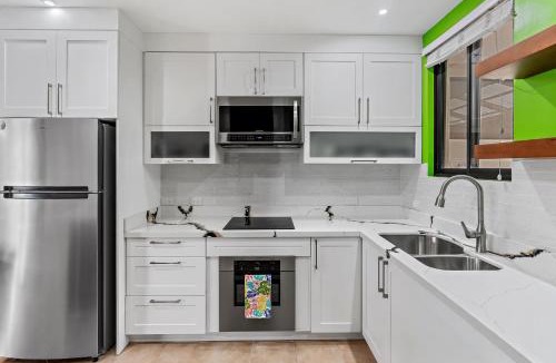 Coco Sunset Hills Apartment | Colorful & Private 2-Bedroom Condo Just a Short Walk from the Beach
