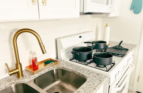 Sunrise Acres House | Colorful Relaxation Modern Family Friendly-3 days