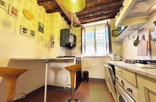 Lucca Historical Center Apartment | Colourful Cave Lucca by TuscanyWeGo