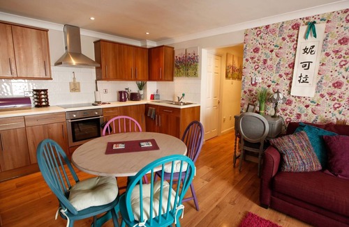 Welwyn Garden City Apartment | Colourful Quirky Apartment Opposite Shire Park