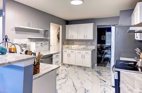 Easton House | Columbus Airport & Easton Mall Home Hot Tub/Theater/Sports Bar Much More