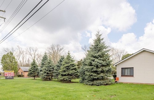 Riverview Apartment | Comfortable Brownstown Stay – Queen Bed and Private Bath