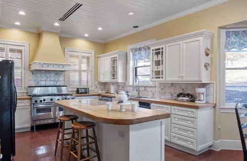 Medina Cabin | Comanche Suite: Texas Hill Country Resort + Pool