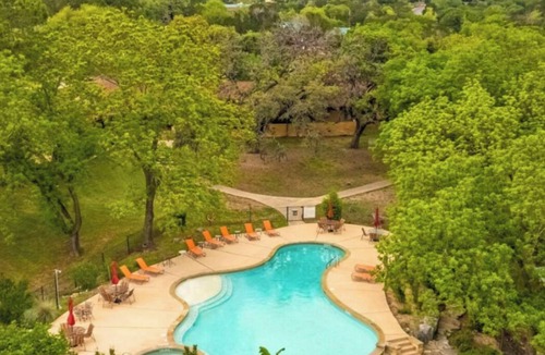 Medina Cabin | Comanche Suite: Texas Hill Country Resort + Pool