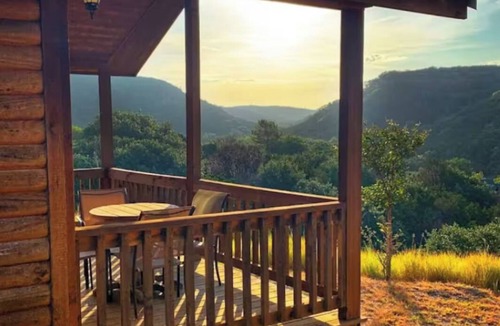 Medina Cabin | Comanche Suite: Texas Hill Country Resort + Pool
