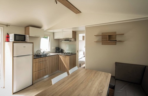 Bournoufay House | Combining modernity, vibrant decor, and absolute comfort, the Tamaris XL mobile home for 6 people is the ideal accommodation for a perfect family holiday in any season.