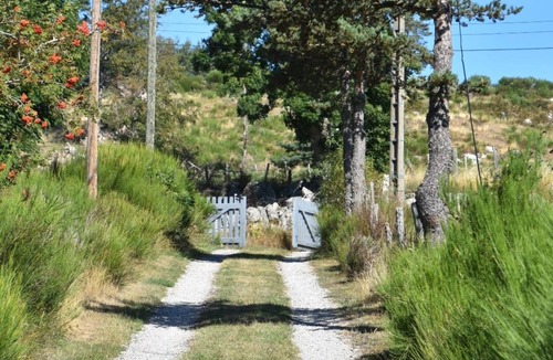 Le Buisson House | Come and relax in the peace and quiet of the countryside, overlooking the lake.