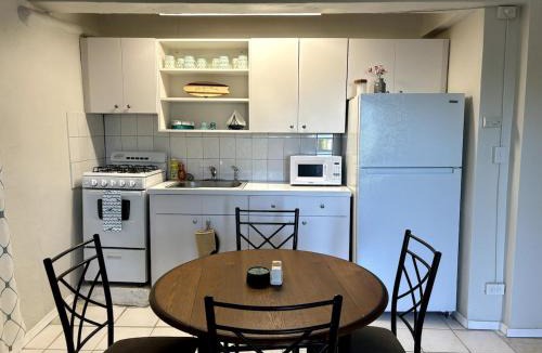 Estate Annas Retreat Apartment | Come Chill on the Hill