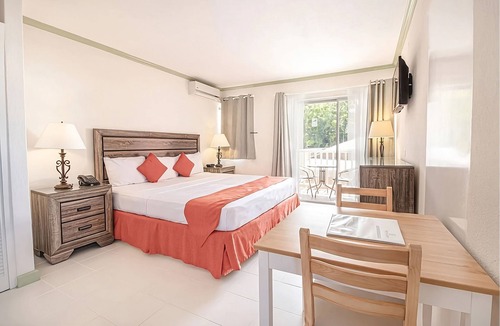 Worthing Apartment | Come Create Memories w/Fun-filled Adventures at this Paradise! Outdoor Pool!