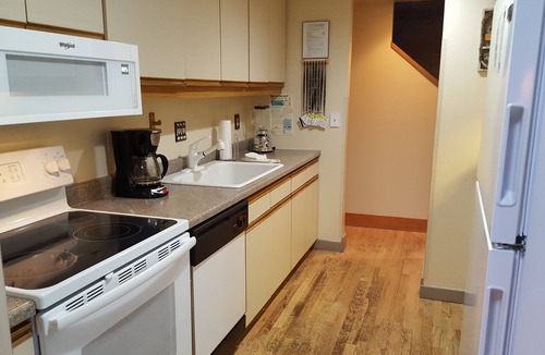 Overlook Park House | Come Enjoy This Cabin In The Woods, Hot Tub & Pet Friendly, 8 SHARC PASSES!