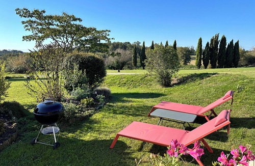 Saint-Caprais-de-Bordeaux House | Come relax on a Bordeaux family vineyard in this charming bright holiday house