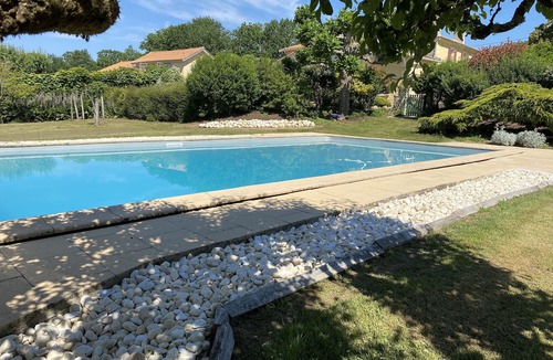 Saint-Caprais-de-Bordeaux House | Come relax on a Bordeaux family vineyard in this charming bright holiday house