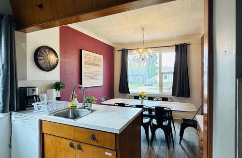 St. James House | Come in a large group/Sleeps 14/7 Min to Airport