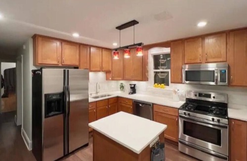 East Albany Park Apartment | Come rest your tired Chicago traveling feet in this comfy inner city home!