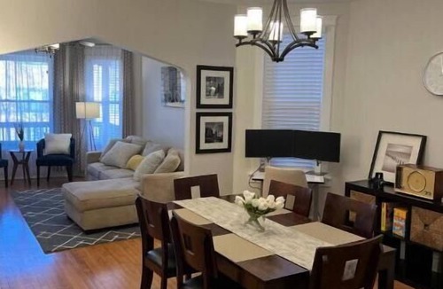 East Albany Park Apartment | Come rest your tired Chicago traveling feet in this comfy inner city home!