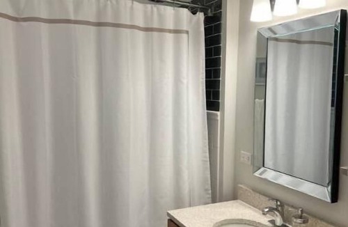 East Albany Park Apartment | Come rest your tired Chicago traveling feet in this comfy inner city home!