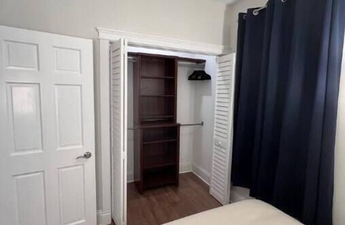 East Albany Park Apartment | Come rest your tired Chicago traveling feet in this comfy inner city home!