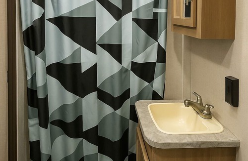 Bushnell House | Come Settle in this cozy modern style RV, Nestled in the quiet country side.