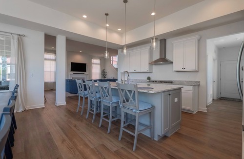 Delavan House | Come stay at Harbor Court for amazing lake views!