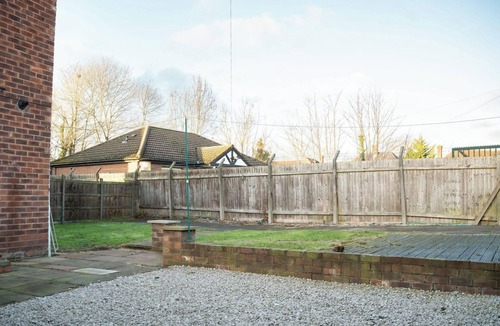 Chester House | Comfortable Stay - Close to Chester City Centre
