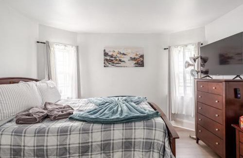 Sharon Hill House | ComfiNook Cozy Suburb Stay Philly Airport Parking