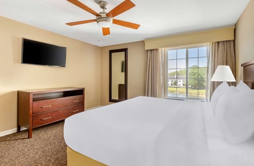 Berkeley Hotel | Comfort and Convenience! Unit with Full Kitchen, Onsite Swimming Pools!