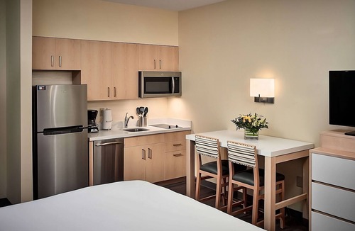 Gwinnett Place Hotel | Comfort and Convenience! 3 Amazing units. Enjoy Swimming Pool Access and Parking