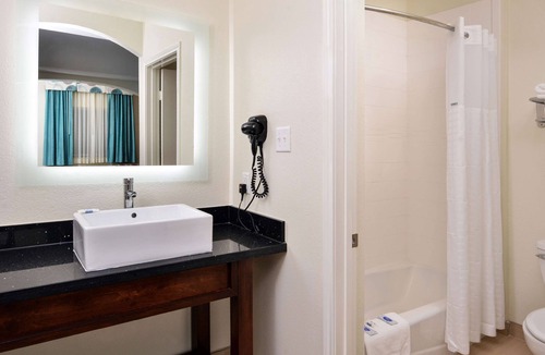 Spring Hotel | Comfort and Convenience! 3 Spacious Units! Close to TGR Exotics Wildlife Park!