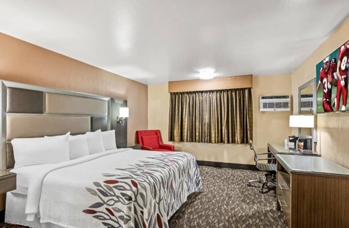 Yuba City Hotel | Comfort and Value Stay | Pet-friendly Room + Free Breakfast & Parking
