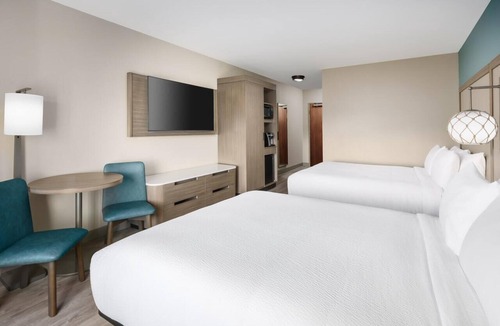 Marathon Hotel | Comfort & Convenience! 3 Great Units, Free Breakfast, Outdoor Pool!