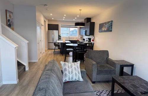 Evanston House | Comfort Haven | Modern 3BR Smart Home | A/C, WiFi & Free Parking