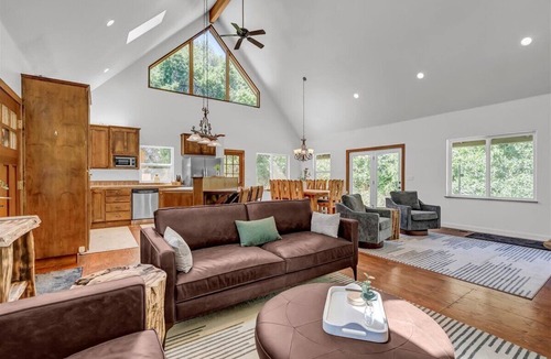 Three Rivers House | Comfort in Nature, Multi-Family, Sleeps 14, BBQ