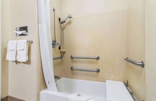 Eagle Creek Hotel | Comfort Inn Hebron-Lowell Area