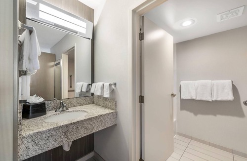 Bethlehem Hotel | Comfort Inn & Suites Bethlehem Lehigh Valley Airport