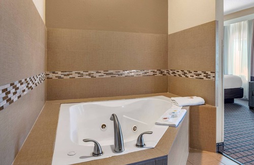 Clifton Hotel | Comfort Inn & Suites Cincinnati Uptown Clifton