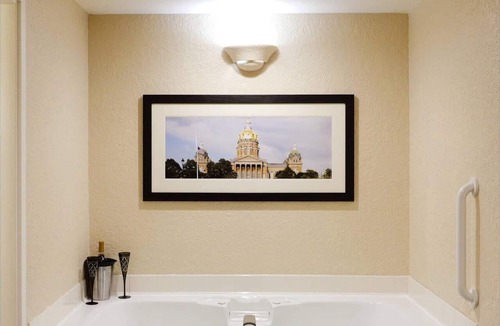 Downtown Des Moines Hotel | Comfort Inn & Suites Event Center