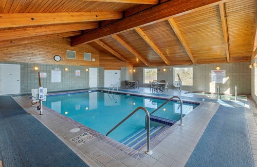 Jackson Hotel | Comfort Inn & Suites Jackson - West Bend