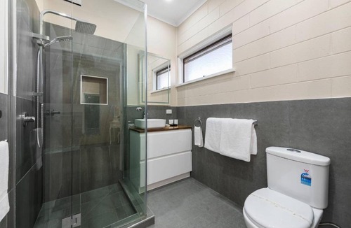 Sale Hotel | Comfort Inn & Suites King Avenue