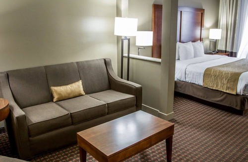 Le Claire Hotel | Comfort Inn & Suites Riverview near Davenport and I-80
