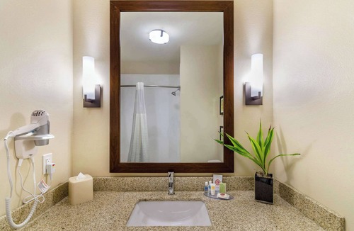Salina Hotel | Comfort Inn & Suites Salina North