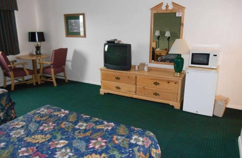 Enumclaw House | Comfort Meets Affordability at GuestHouse Enumclaw! Free Parking, Pets Allowed