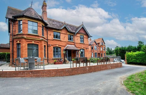 Yeovil Apartment | Comfort & Space Studio w/Parking, Free Gym Pass