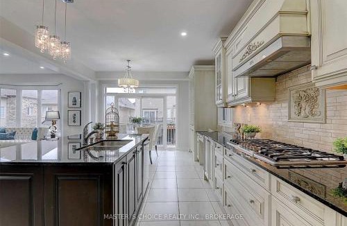 Vaughan House | Comfort Stay Near Canada's Wonderland with Free Parking