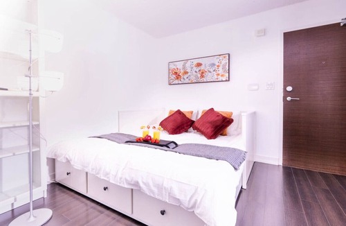 Bathurst Quay Hotel | Comfort Suites - 10 minutes to Rogers Centre